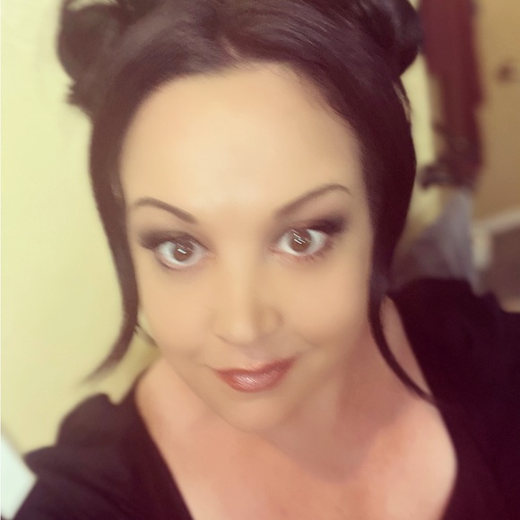 Meet your Posher, Shannon. I love all things fashion, shoes, jewelry & tchotchke - Picture 2 of 5